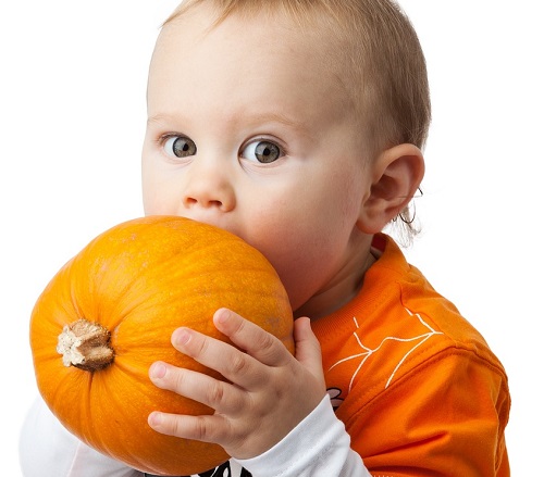 Kinder gesunde Lebensmittel Obst und Gemüse von kleinauf